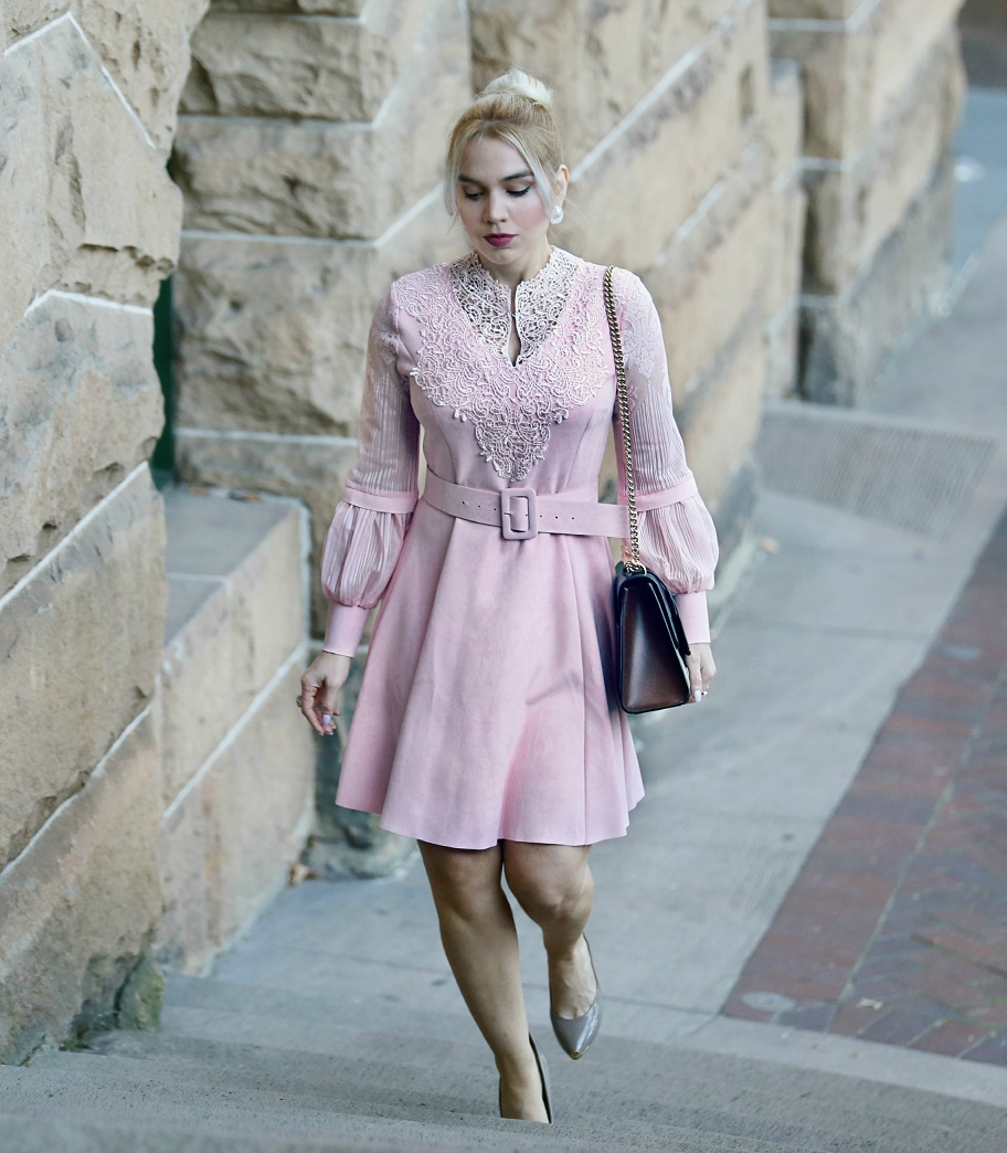 Pink dress, street style fashion blogger
