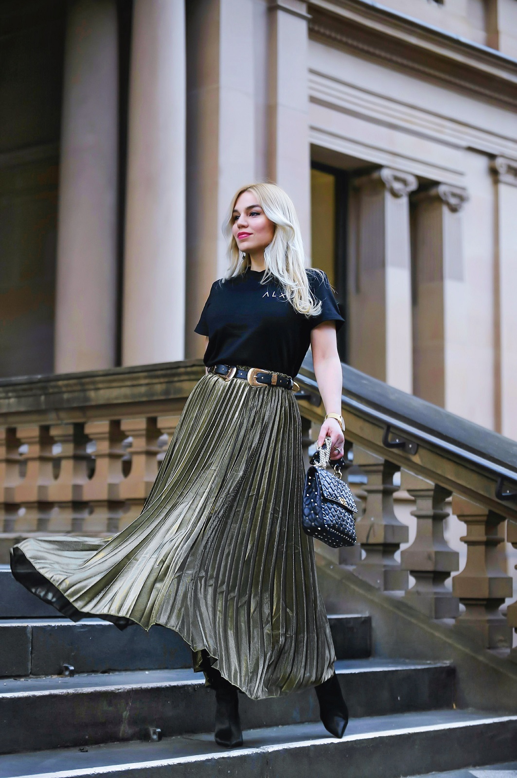 How to wear - Gold pleated skirt